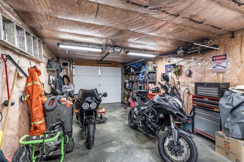 7 Valleyview Drive Sw, Medicine Hat, AB - Indoor Photo Showing Garage