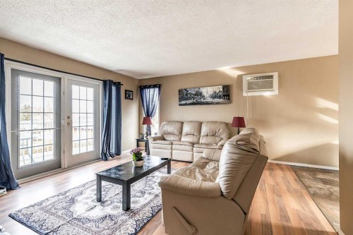 7 Valleyview Drive Sw, Medicine Hat, AB - Indoor Photo Showing Living Room