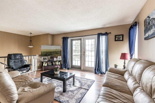 7 Valleyview Drive Sw, Medicine Hat, AB - Indoor Photo Showing Living Room
