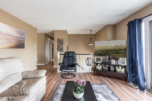 7 Valleyview Drive Sw, Medicine Hat, AB - Indoor Photo Showing Living Room