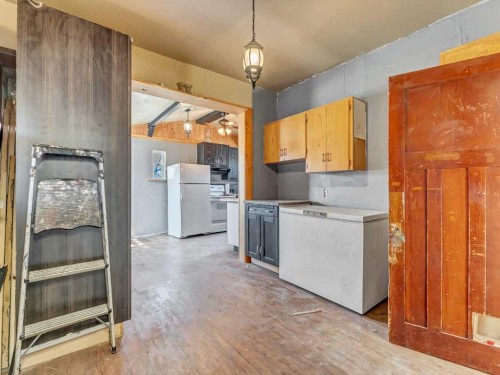 45 Walsh Street, Irvine, AB - Indoor Photo Showing Kitchen