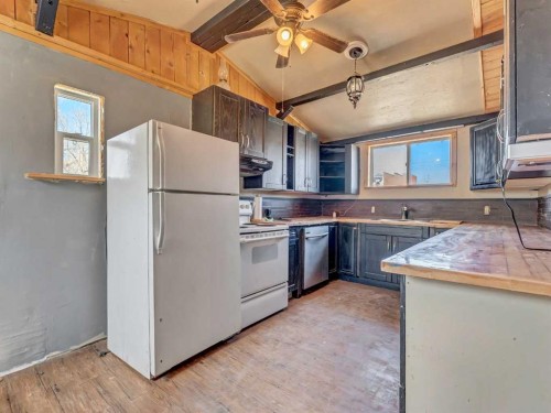 45 Walsh Street, Irvine, AB - Indoor Photo Showing Kitchen