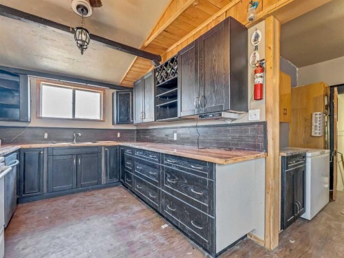 45 Walsh Street, Irvine, AB - Indoor Photo Showing Kitchen