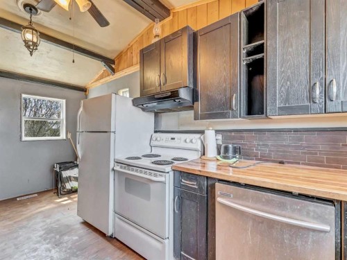 45 Walsh Street, Irvine, AB - Indoor Photo Showing Kitchen