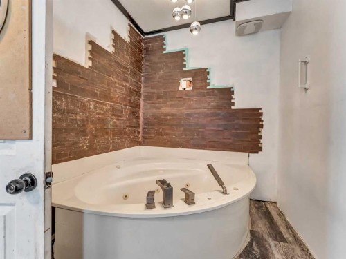 45 Walsh Street, Irvine, AB - Indoor Photo Showing Bathroom