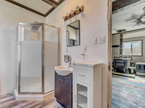 45 Walsh Street, Irvine, AB - Indoor Photo Showing Bathroom