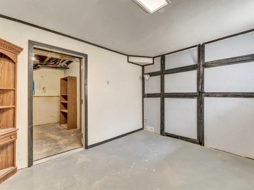45 Walsh Street, Irvine, AB - Indoor Photo Showing Garage