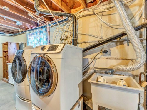 45 Walsh Street, Irvine, AB - Indoor Photo Showing Laundry Room
