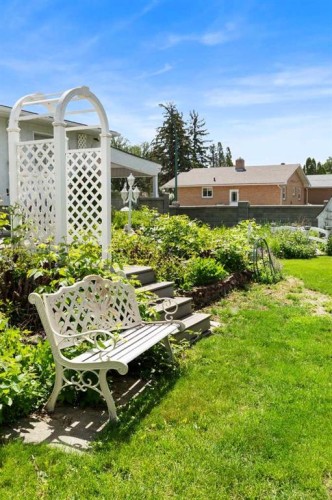 334 5 Street Se, Redcliff, AB - Outdoor