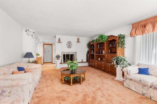334 5 Street Se, Redcliff, AB - Indoor Photo Showing Living Room