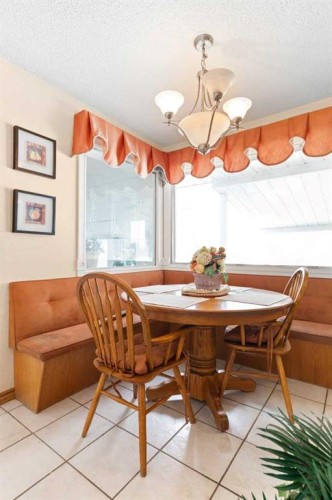 334 5 Street Se, Redcliff, AB - Indoor Photo Showing Dining Room
