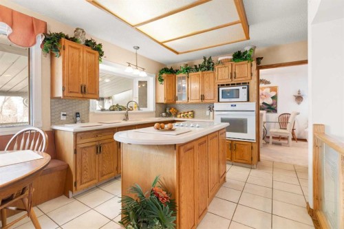 334 5 Street Se, Redcliff, AB - Indoor Photo Showing Kitchen