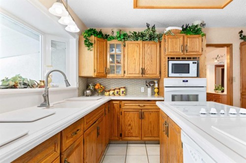 334 5 Street Se, Redcliff, AB - Indoor Photo Showing Kitchen