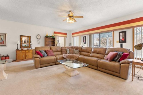 334 5 Street Se, Redcliff, AB - Indoor Photo Showing Living Room
