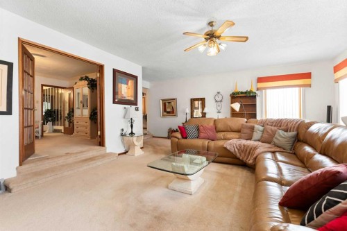 334 5 Street Se, Redcliff, AB - Indoor Photo Showing Living Room