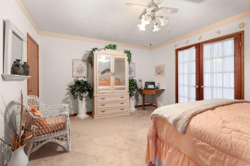 334 5 Street Se, Redcliff, AB - Indoor Photo Showing Bedroom