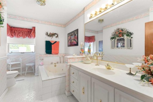 334 5 Street Se, Redcliff, AB - Indoor Photo Showing Bathroom