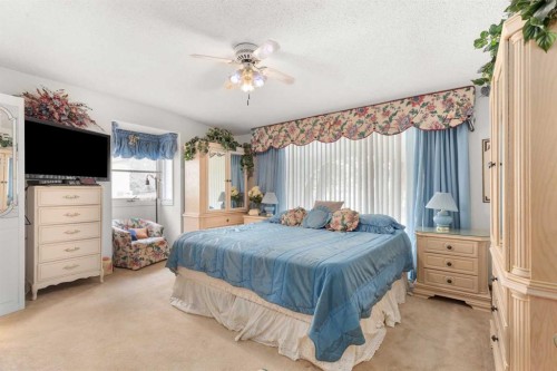 334 5 Street Se, Redcliff, AB - Indoor Photo Showing Bedroom