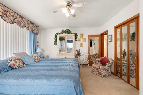 334 5 Street Se, Redcliff, AB - Indoor Photo Showing Bedroom