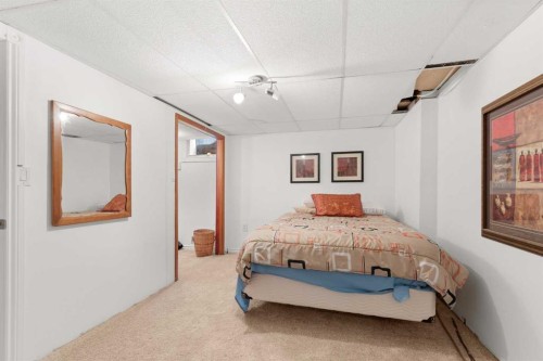 334 5 Street Se, Redcliff, AB - Indoor Photo Showing Bedroom