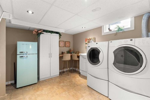 334 5 Street Se, Redcliff, AB - Indoor Photo Showing Laundry Room