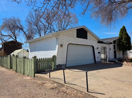 717 3 Street NW Medicine Hat, AB T1A 7P6