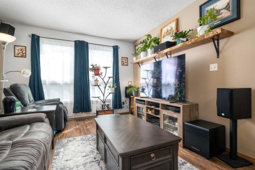 10 Rossmere Place Se, Medicine Hat, AB - Indoor Photo Showing Living Room