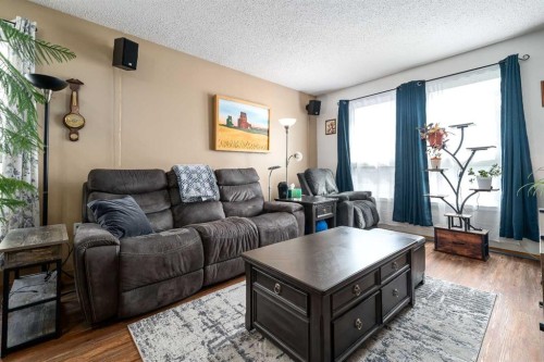 10 Rossmere Place Se, Medicine Hat, AB - Indoor Photo Showing Living Room