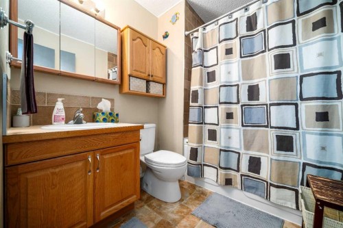10 Rossmere Place Se, Medicine Hat, AB - Indoor Photo Showing Bathroom