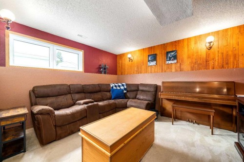 10 Rossmere Place Se, Medicine Hat, AB - Indoor Photo Showing Living Room