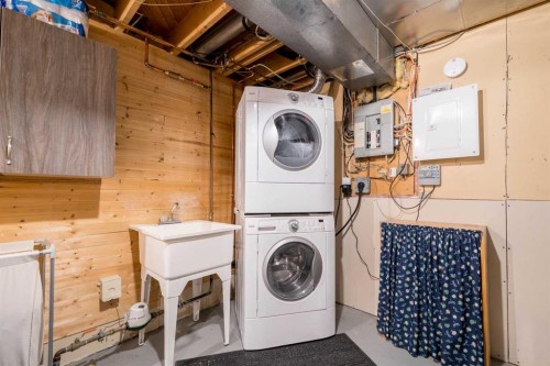 10 Rossmere Place Se, Medicine Hat, AB - Indoor Photo Showing Laundry Room