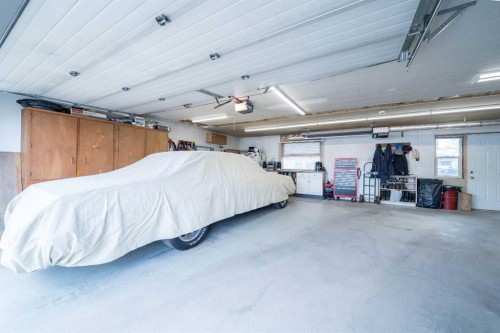 10 Rossmere Place Se, Medicine Hat, AB - Indoor Photo Showing Garage