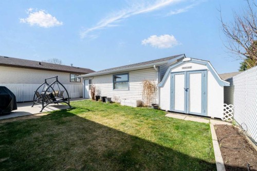 10 Rossmere Place Se, Medicine Hat, AB - Outdoor With Exterior