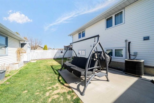 10 Rossmere Place Se, Medicine Hat, AB - Outdoor With Exterior