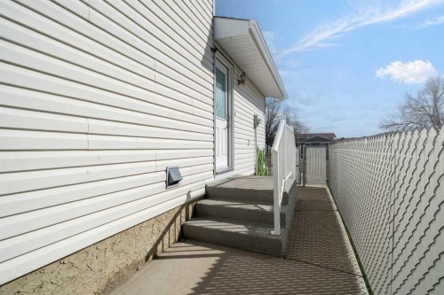 10 Rossmere Place Se, Medicine Hat, AB - Outdoor With Exterior