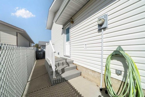 10 Rossmere Place Se, Medicine Hat, AB - Outdoor With Exterior