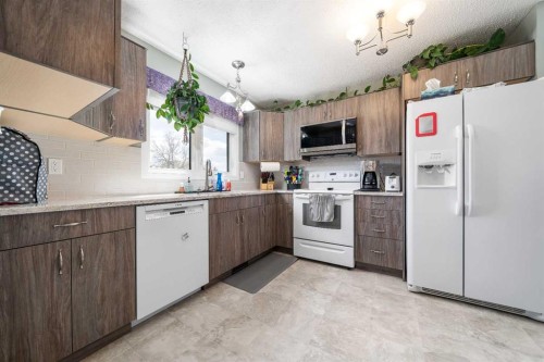 10 Rossmere Place Se, Medicine Hat, AB - Indoor Photo Showing Kitchen