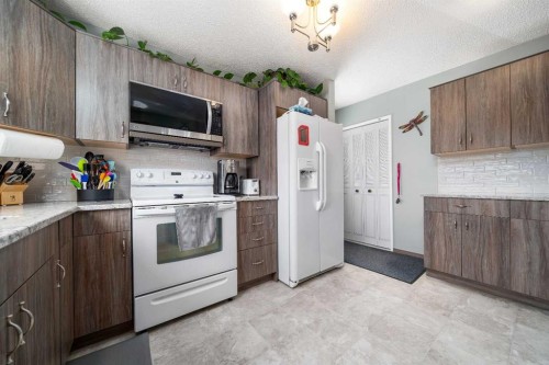 10 Rossmere Place Se, Medicine Hat, AB - Indoor Photo Showing Kitchen