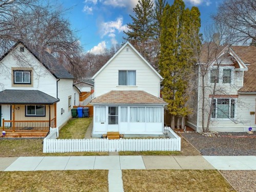 870 Balmoral Street SE Medicine Hat, AB T1A 0W5