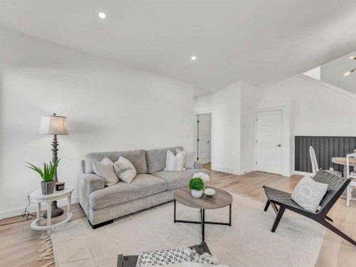 32 Somerside Way Se, Medicine Hat, AB - Indoor Photo Showing Living Room