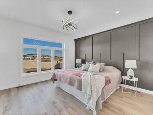 32 Somerside Way Se, Medicine Hat, AB - Indoor Photo Showing Bedroom
