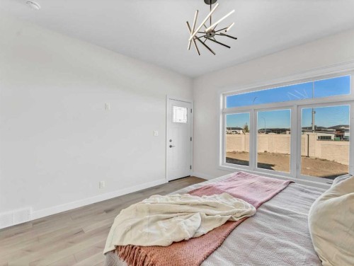 32 Somerside Way Se, Medicine Hat, AB - Indoor Photo Showing Bedroom