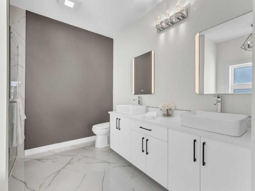 32 Somerside Way Se, Medicine Hat, AB - Indoor Photo Showing Bathroom