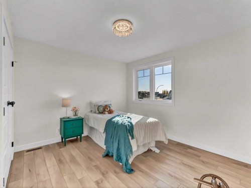 32 Somerside Way Se, Medicine Hat, AB - Indoor Photo Showing Bedroom