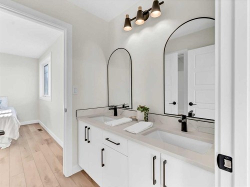 32 Somerside Way Se, Medicine Hat, AB - Indoor Photo Showing Bathroom