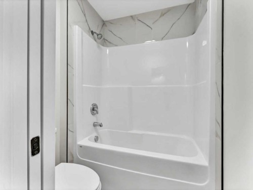 32 Somerside Way Se, Medicine Hat, AB - Indoor Photo Showing Bathroom