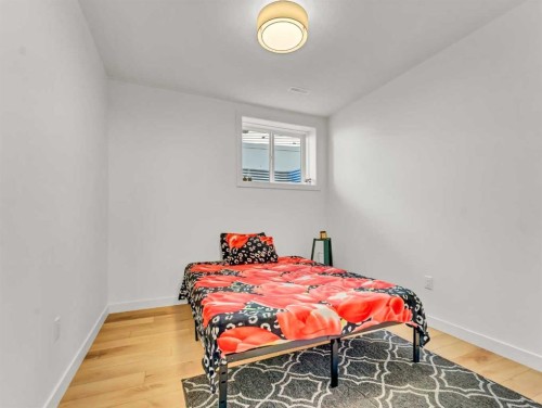 32 Somerside Way Se, Medicine Hat, AB - Indoor Photo Showing Bedroom