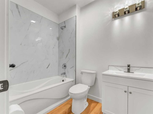 32 Somerside Way Se, Medicine Hat, AB - Indoor Photo Showing Bathroom