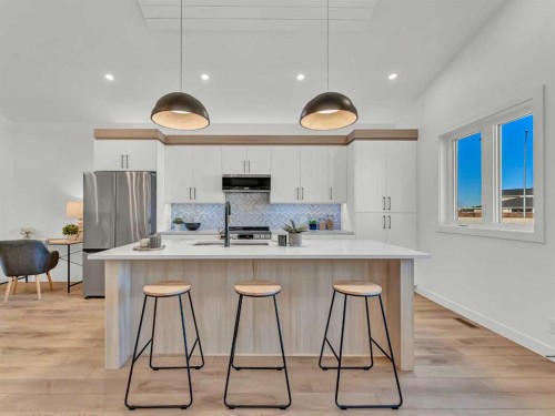 32 Somerside Way Se, Medicine Hat, AB - Indoor Photo Showing Kitchen