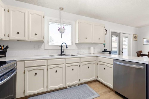 34 Campbell Crescent Se, Medicine Hat, AB - Indoor Photo Showing Kitchen With Double Sink